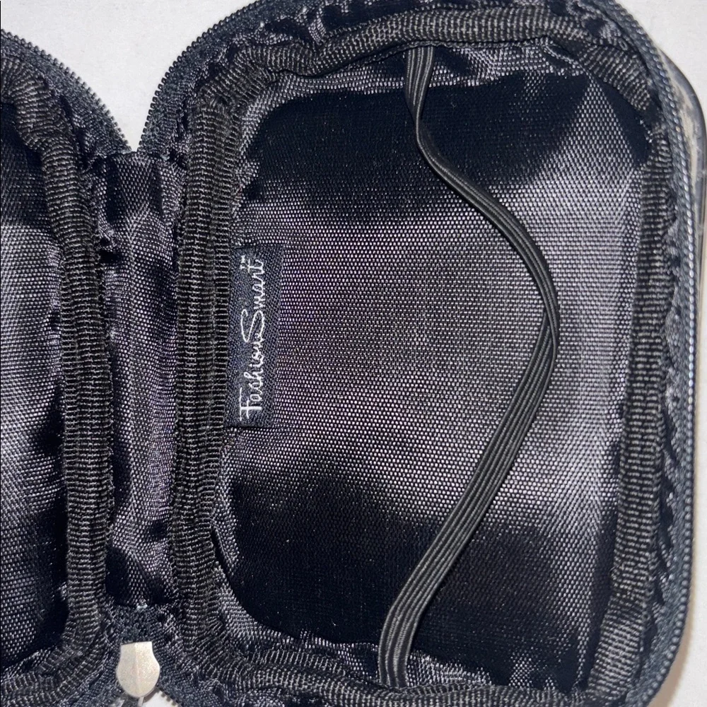 FASHION SMART BRAND SILVER AND BLACK CROWN DESIGN COIN PURSE FULL ZIP CLOSURE